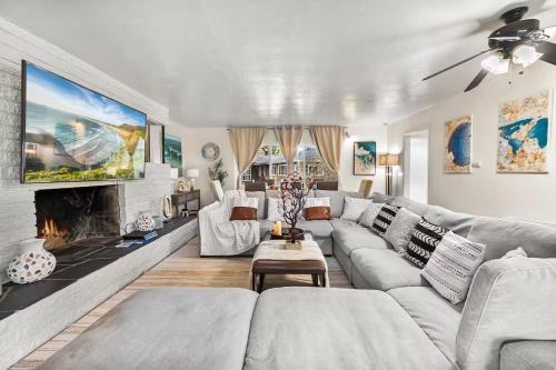 Posezení v ubytování Entire Private 4-BR Home, Spacious, Lux King Bed, Ranch Style, Prime Area, Available Now