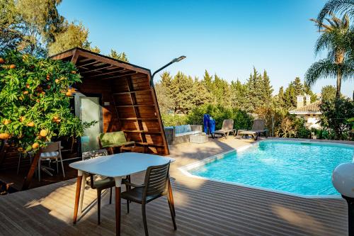 a pool with a table and chairs next to a house at Fazenda Viegas in Lagos