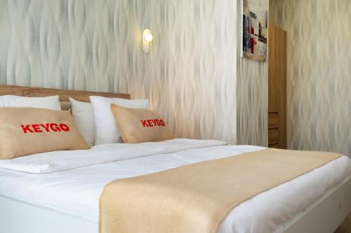 Ένα ή περισσότερα κρεβάτια σε δωμάτιο στο Apartment KeyGo#0180 with a view of Yerevan