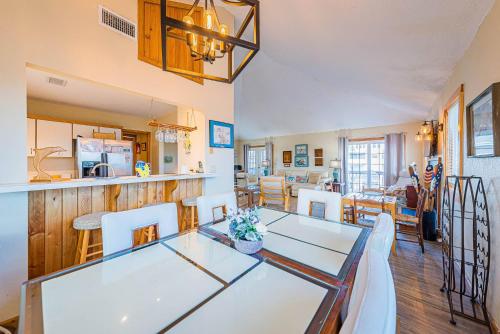 Una cocina y un comedor con mesa y sillas. en Knottaway, en Duck