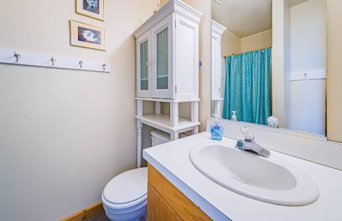 Un baño con un lavabo blanco y un inodoro. en Knottaway, en Duck