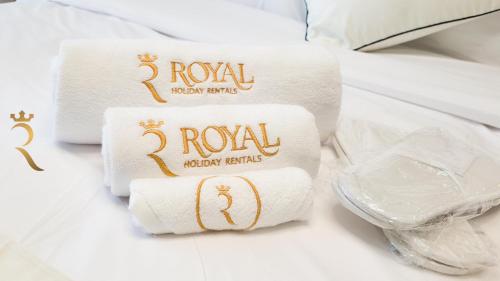 Una cama o camas en una habitación de Maryah Vista 1BR with Balcony