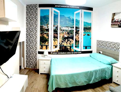 ein Schlafzimmer mit einem Himmelbett einer Stadt in der Unterkunft Apartamento La Cueva in Algarrobo