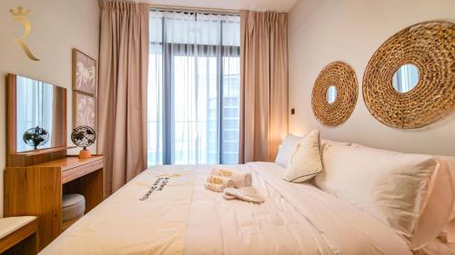 Una cama o camas en una habitación de Maryah Vista 1BR with Balcony