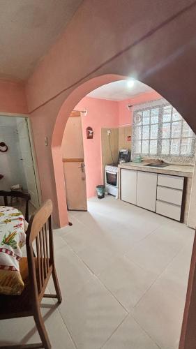 a kitchen with an archway in the middle of a room at CAMIGIGA Alquiler en Barra de Chuy, Uruguay in Barra del Chuy