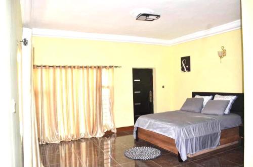 a bedroom with a bed and a window at Chic Modern Getaway in Freetown