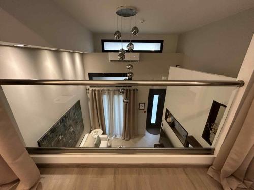 een badkamer met een groot aquarium in een kamer bij ANAVASI Loft SUITE in Alexandroupoli