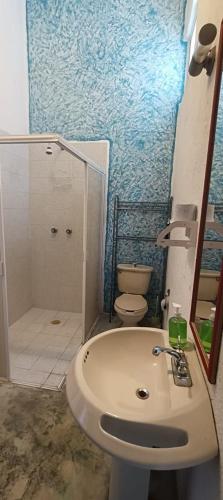 Bilik mandi di Beach-style house near the sea