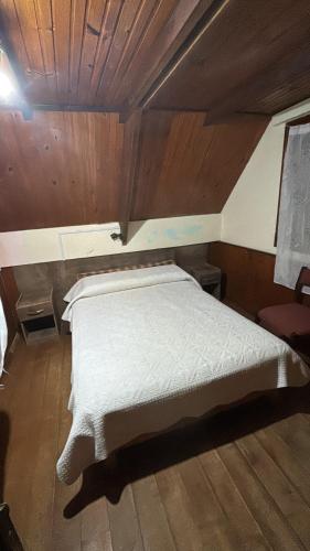 a bed in a room with a wooden ceiling at CAMIGIGA Alquiler en Barra de Chuy, Uruguay in Barra del Chuy