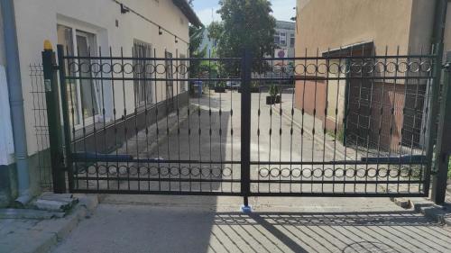 Una puerta de hierro negro con una calle detrás de ella en Dworskiego 74 Apartament 5, en Przemyśl