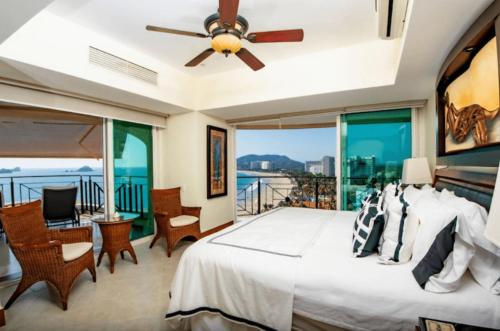 ein Schlafzimmer mit großem Bett und Balkon in der Unterkunft Bay View Grand residencial Ixtapa in Ixtapa