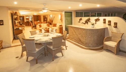 ein Wohnzimmer mit einem Esstisch und Stühlen in der Unterkunft Bay View Grand residencial Ixtapa in Ixtapa