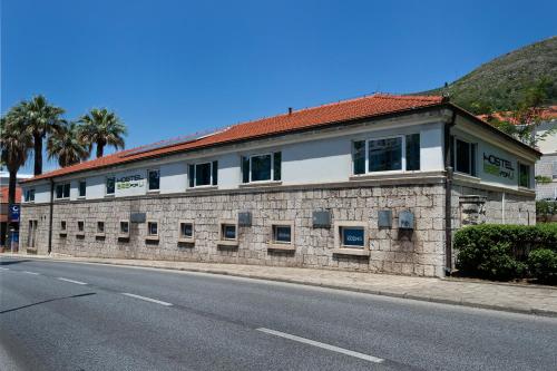 un edificio in pietra sul lato di una strada di Hostel 365 For U a Dubrovnik