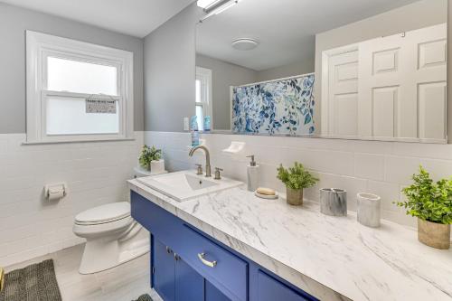 Koupelna v ubytování Family Gem with Spacious Yard 5 Mi to Second Beach