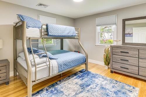 Postel nebo postele na pokoji v ubytování Family Gem with Spacious Yard 5 Mi to Second Beach