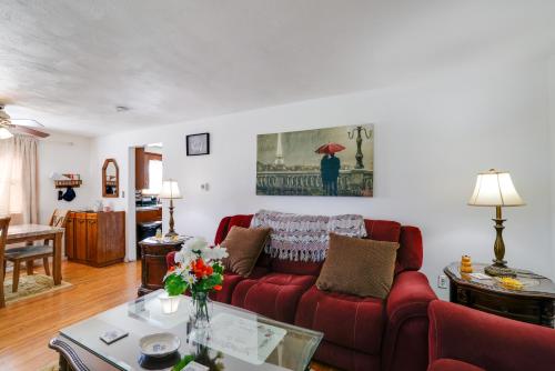 Χώρος καθιστικού στο Large Private Yard Home 14 Mi to Niagara Falls!