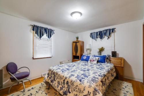 Ένα ή περισσότερα κρεβάτια σε δωμάτιο στο Large Private Yard Home 14 Mi to Niagara Falls!