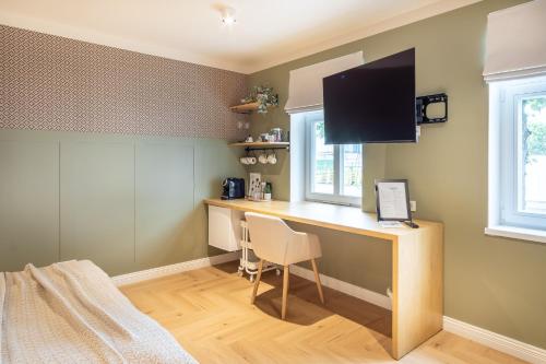 TV a/nebo společenská místnost v ubytování Alice Backyard-Holiday home and Spa