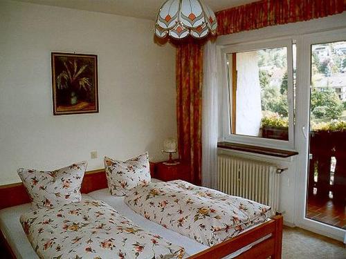 Schlafzimmer mit einem Bett und einem Fenster in der Unterkunft Haus Käshammer in Ottenhöfen