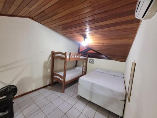a bedroom with a bunk bed and a wooden ceiling at Flat Hotel Fazenda Monte Castelo Gravatá in Gravatá