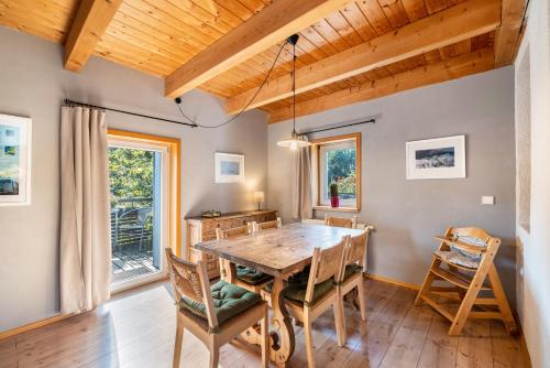 a dining room with a wooden table and chairs at Ferienwohnung Rabus in Bisingen