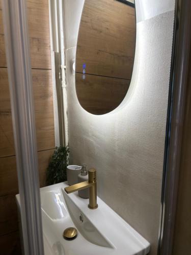 ein Badezimmer mit Waschbecken und Spiegel in der Unterkunft Studio cosy proche des plages, balcon, clim, fibre, & parking, Tout confort in Toulon