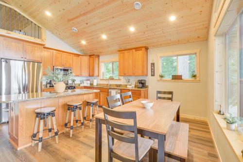 Η κουζίνα ή μικρή κουζίνα στο Boat Dock, BBQ and Fireside Fun Clam Lake Cabin
