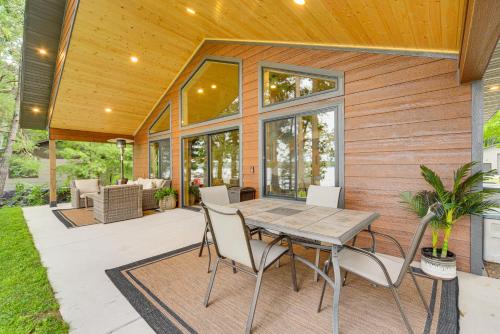 Κήπος έξω από το Boat Dock, BBQ and Fireside Fun Clam Lake Cabin