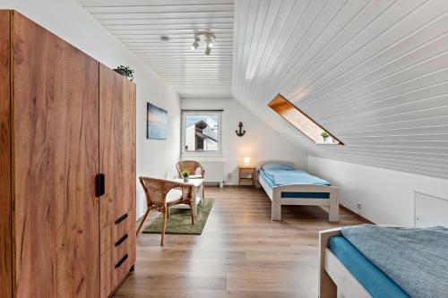 a bedroom with a bed and a bed and a desk at Zwischen den Wellen in Oldenburg in Holstein