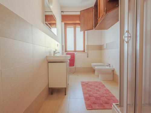 a bathroom with two toilets and a sink at La Casa di Dario - Super Luminosa - 5' dal mare in Albinia