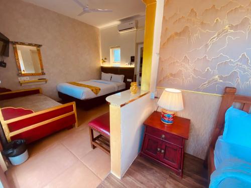 Postel nebo postele na pokoji v ubytování Three Jewels Boutique Hotel