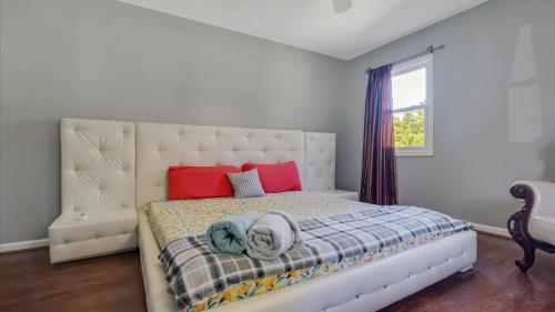 Ένα ή περισσότερα κρεβάτια σε δωμάτιο στο Luxury Lake Front Camelot Villa