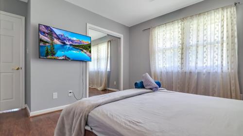 Μια τηλεόραση ή/και κέντρο ψυχαγωγίας στο Luxury Lake Front Camelot Villa