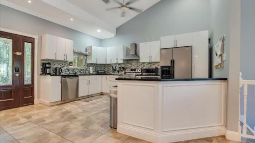 Η κουζίνα ή μικρή κουζίνα στο Luxury Lake Front Camelot Villa