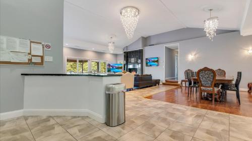 Χώρος καθιστικού στο Luxury Lake Front Camelot Villa