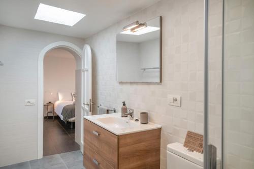 un baño con lavabo y espejo en Apartamentos Callao, en Playa Quemada
