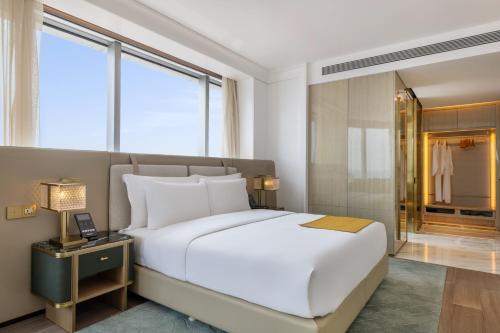 Voodi või voodid majutusasutuse Fleuve Congo Hotel By Blazon Hotels toas