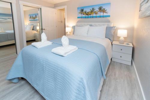 ein Schlafzimmer mit einem großen Bett mit zwei Handtüchern darauf in der Unterkunft Sea Star Suites By The Sea in Fort Lauderdale