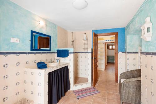 ein Badezimmer mit Waschbecken und Dusche in der Unterkunft Casa rural Furones in Villanueva de Algaidas