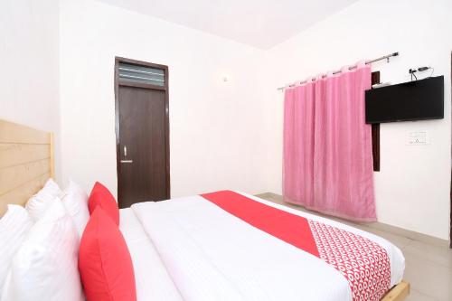 Televisyen dan/atau pusat hiburan di Hotel O Chandigarh