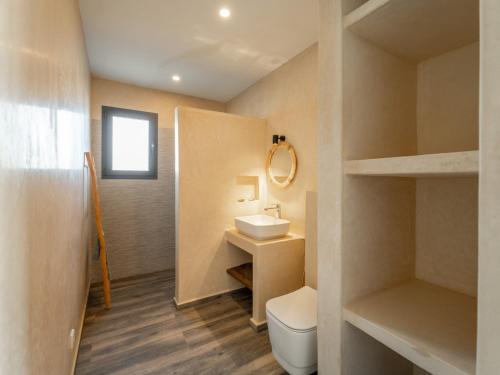 a small bathroom with a toilet and a sink at DAR PITXI - Personnel inclu in Essaouira
