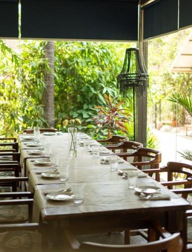 Oleander Farms, Karjatにあるレストランまたは飲食店