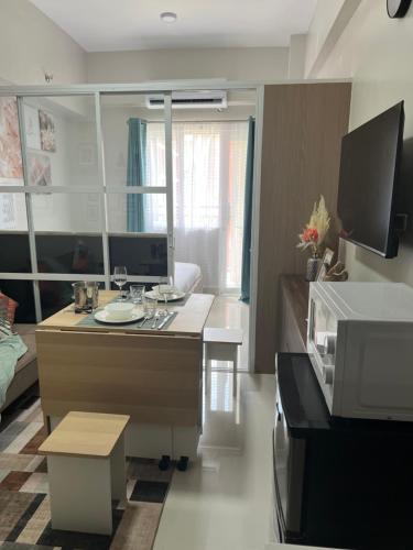 Dagos PrimeWorld condo with balcony and pool viewにあるテレビまたはエンターテインメントセンター