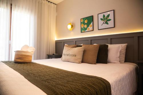 a bedroom with a bed and a window at Natureza Eco Lodge in Pedra Azul
