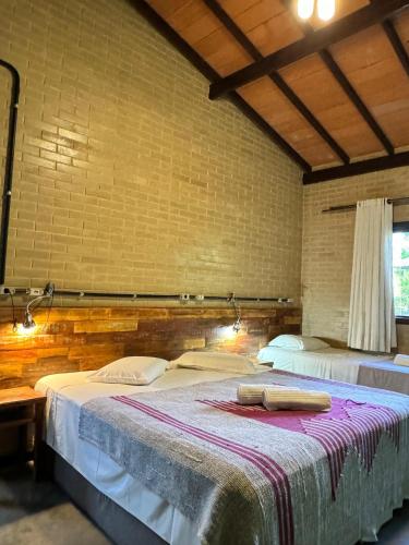 a room with two beds in a room with at Pousada Guata Porã in Foz do Iguaçu