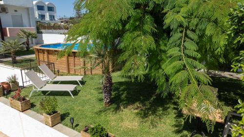 Сад в Eleni Residence by the sea