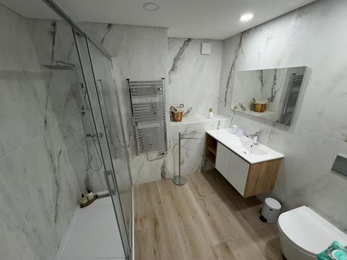 Ένα μπάνιο στο 5 min walk to Fatima Sanctuary - Elegant Apartment