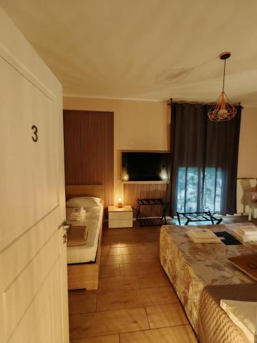 MC FLY ROOMS Malpensa airportにあるテレビまたはエンターテインメントセンター