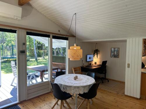 Foto sihtkohas Vejby asuva majutusasutuse Idyllic Cabin close to Beach & Amazing Nature galeriist