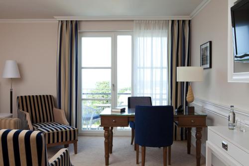 Телевизор и/или развлекательный центр в Steigenberger Grandhotel & Spa Heringsdorf